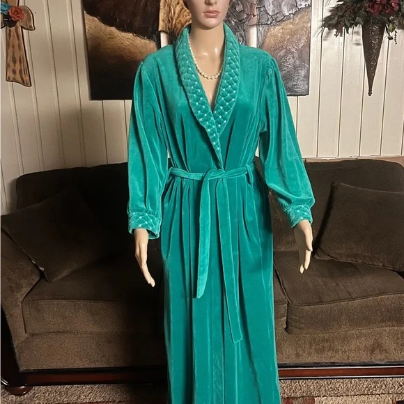 Saybury • Vintage • Small • Green • Plush Robe • Star Embroideries